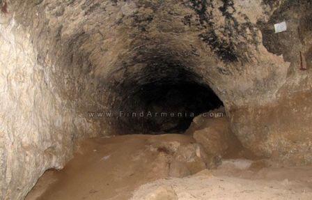 Глава Арцаха наградил группу археологов за исследования доисторической Азохской пещеры